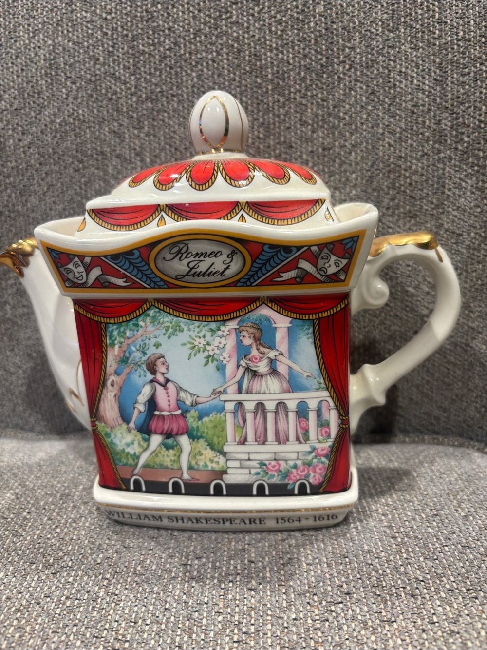 Sadler Romeo & Juliet Decorative Porcelain Teapot – White and Red